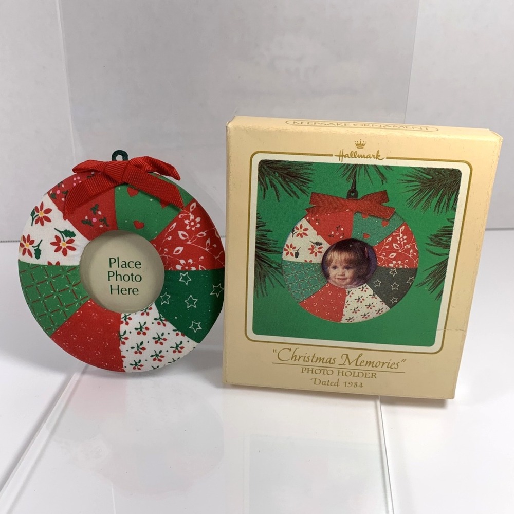 Hallmark Ornament 1984 CHRISTMAS MEMORIES Fabric Wreath Photo Holder H67